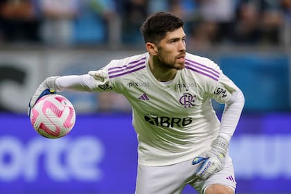 Agustín Rossi, arquero de Flamengo; en acción durante un partido por el Brasileirao 2023 ante Gremio