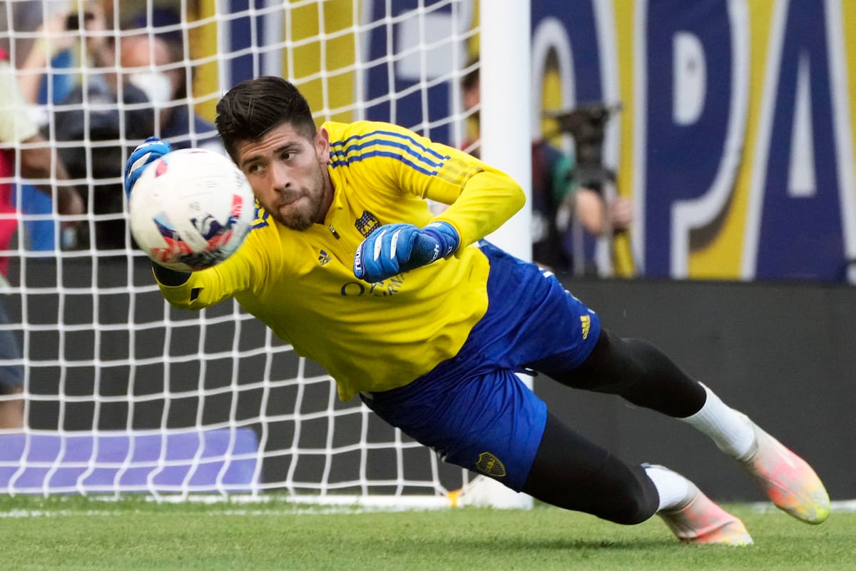 Agustín Rossi, cada vez más lejos del arco de Boca Juniors. Flamengo está interesado en contratarlo, pero esperaría a que finalice su contrato.