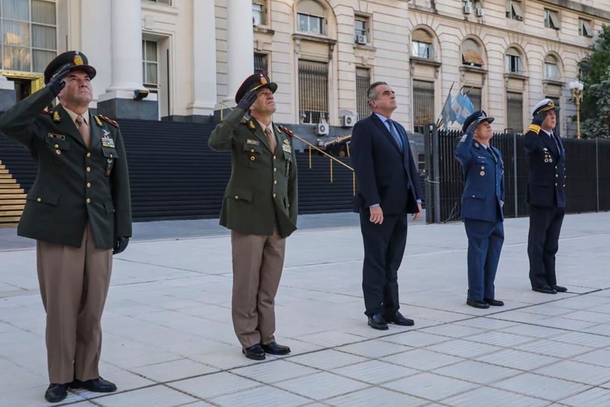 Agustín Rossi en el Día del Veterano: "Este 2 de abril encuentra a las FF.AA. cuidando la salud del pueblo, y eso también es soberanía"