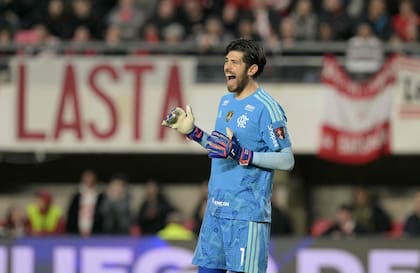 Agustín Rossi fue una de las figuras de un partido de ida con pocas emociones entre Estudiantes de La Plata y Flamengo, en las semifinales de la Copa Libertadores