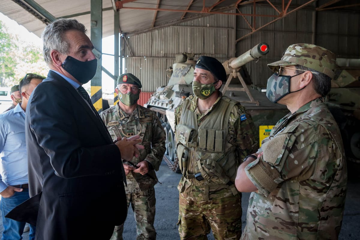 Agustín Rossi junto a miembros del Ejército Argentino
