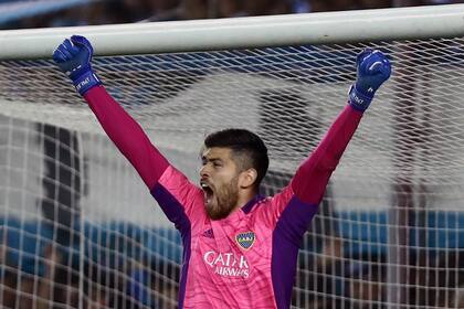 Agustín Rossi le acaba de contener el penal a Enzo Copetti, de Racing, y festeja