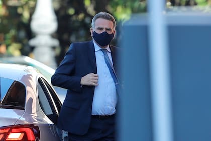 Agustín Rossi llegando a la reunión de Gabinete Económico, que encabeza Santiago Cafiero con representantes de la UIA, las cámaras de la Construcción y de Comercio, la CGT, la CTA y la CTEP en Salón Mujeres.