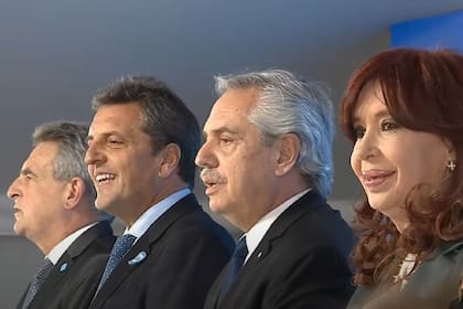 Agustín Rossi, Sergio Massa, Alberto Fernández y Cristina Kirchner, en la inauguración del gasoducto Néstor Kirchner; siguen al rojo vivo las internas dentro del oficialismo