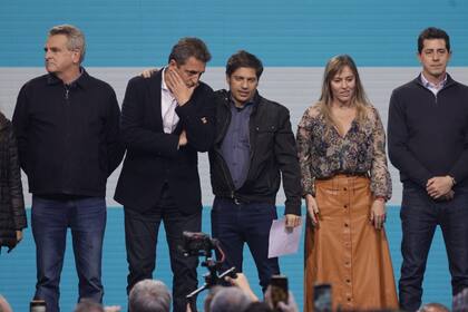 Agustín Rossi, Sergio Massa, Axel Kicillof, Juliana Di Tullio y Eduardo de Pedro, en el búnker de Unión por la Patria