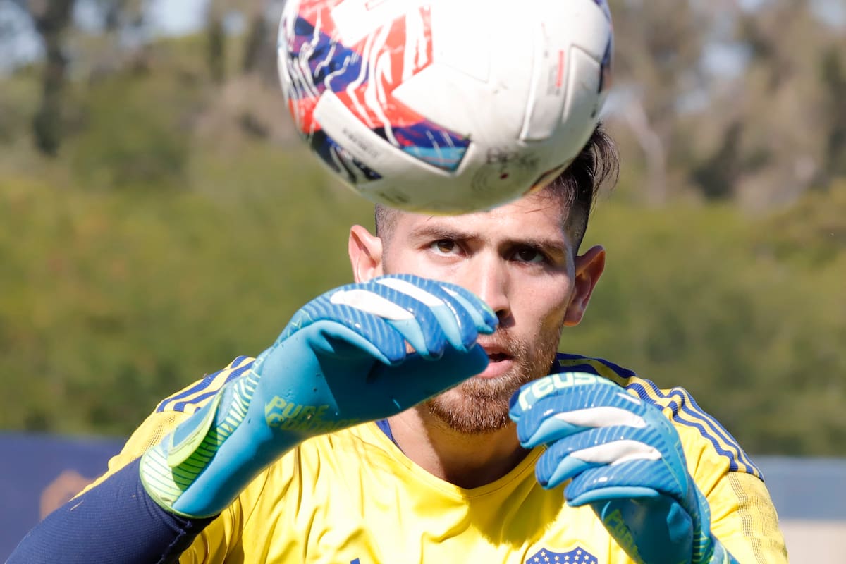 Agustin Rossi tiene en mente la renovación en Boca, pero también considera el interés de clubes del exterior que lo pretenden.