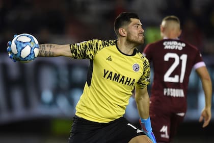 Agustín Rossi tuvo un gran partido contra River; la hinchada millonaria sólo se acordó de su pasado con Boca