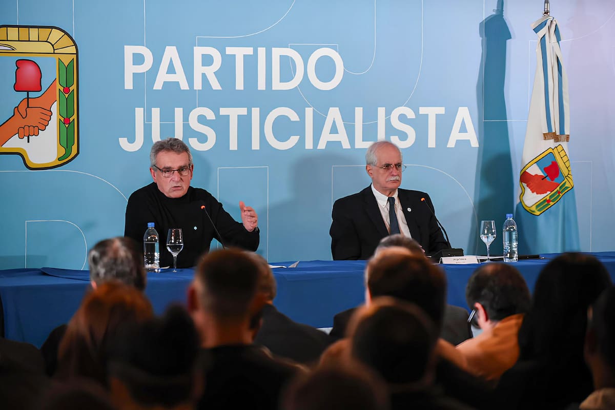 Agustín Rossi y Jorge Taiana en el congreso sobre la política de defensa organizado por el PJ