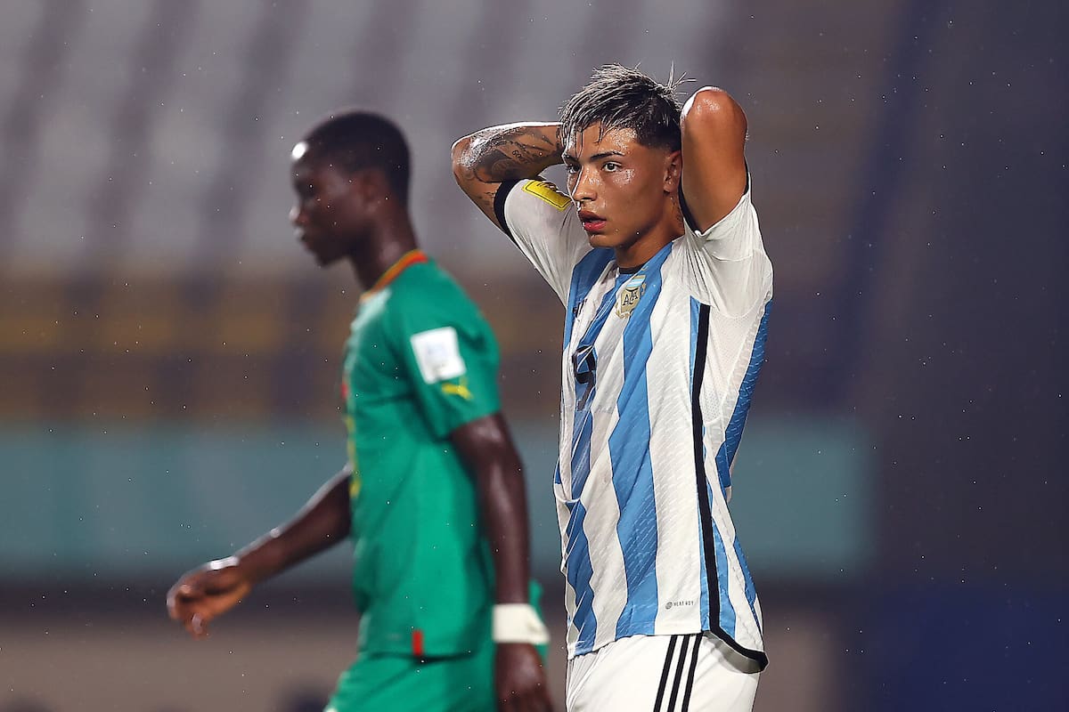 Agustín Ruberto, autor del único tanto de la selección argentina ante Senegal, se lamenta tras la derrota por 2 a 1 en el debut