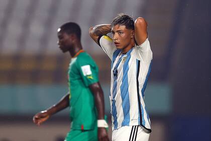 Agustín Ruberto, autor del único tanto de la selección argentina ante Senegal, se lamenta tras la derrota por 2 a 1 en el debut