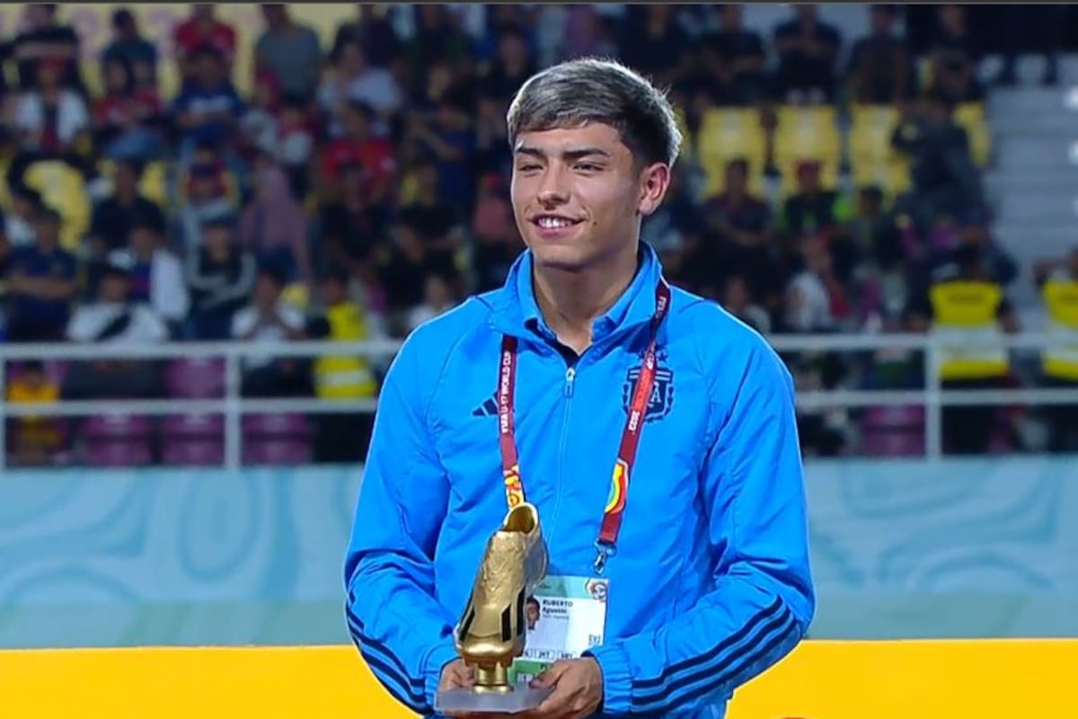 Agustín Ruberto, de la selección Sub 17 de Argentina, recibió el Botín de Oro por haber sido el goleador del Mundial de Indonesia, con 8 tantos