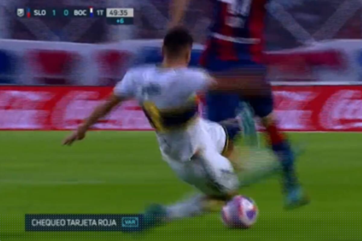 Agustín Sández lanza una patada desde atrás, que no llega a impactar en Giay; primero, el juez lo expulsó y luego, cambió el fallo tras el consejo del VAR