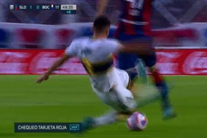 Agustín Sández lanza una patada desde atrás, que no llega a impactar en Giay; primero, el juez lo expulsó y luego, cambió el fallo tras el consejo del VAR