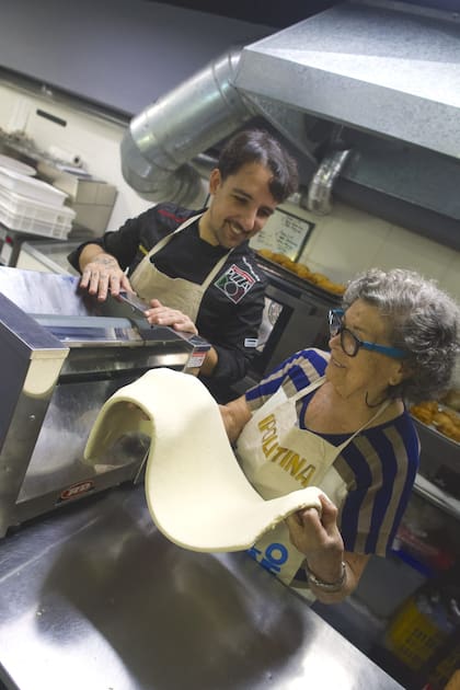 Agustín se sumergió en el estudio de la pizza romana tradicional, sumó bandejas italianas de Ferro Blu y un horno profesional para reproducir las condiciones de ese estilo