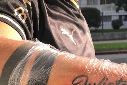 Agustín se tatuó el nombre de su novia en el brazo y lo mostró en su cuenta de Twitter, algo que terminó siendo duramente cuestionado