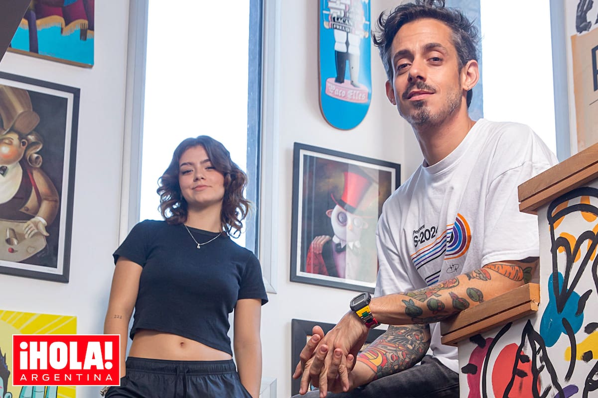 Agustin "Soy Rada" Aristarán y su hija Bianca posan en la casa estilo pop art que el artista tiene hace seis años en la localidad de Hudson, provincia de Buenos Aires.