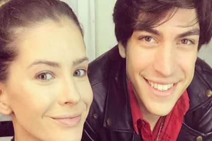 Agustín Sullivan junto a la China Suárez durante el rodaje de la miniserie.