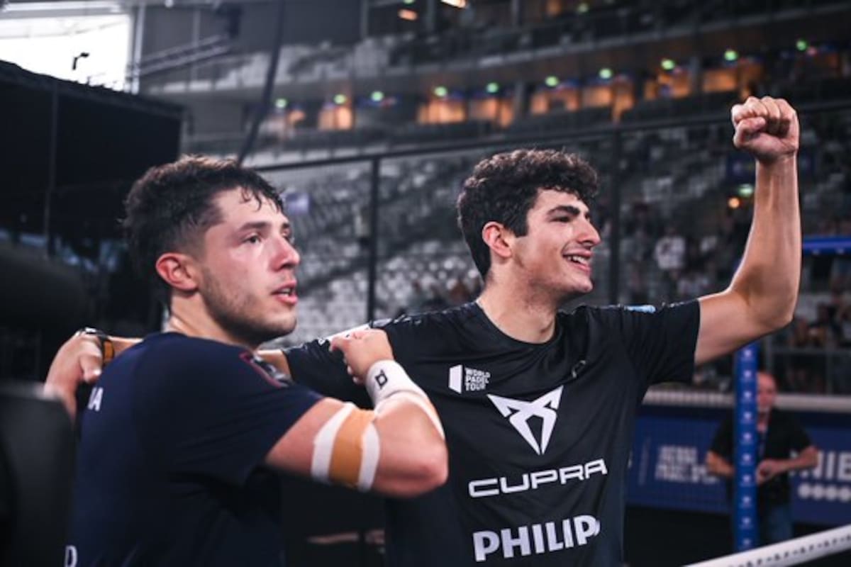 Agustín Tapia con el vendaje en su brazo derecho y Arturo Coello con el puño en alto, tras la consagración en Viena