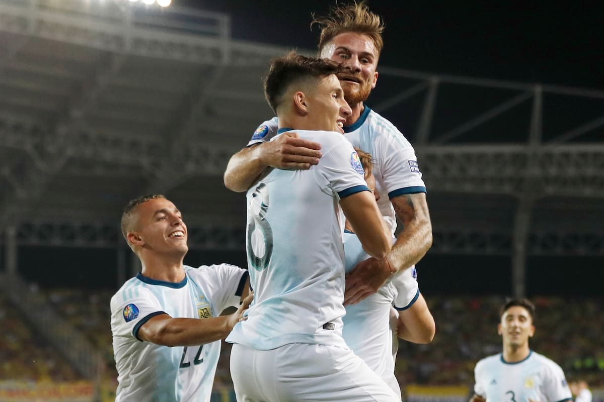 Agustín Urzi, Nicolás Capaldo y Alexis Mac Allister celebran el empate parcial; luego, Adolfo Gaich desnivelaría.