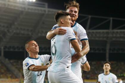 Agustín Urzi, Nicolás Capaldo y Alexis Mac Allister celebran el empate parcial; luego, Adolfo Gaich desnivelaría.