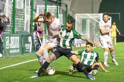 Agustín Urzi y Ramiro Enrique luchan con Juárez, autor del 2-1 de Unión en la cancha de Banfield