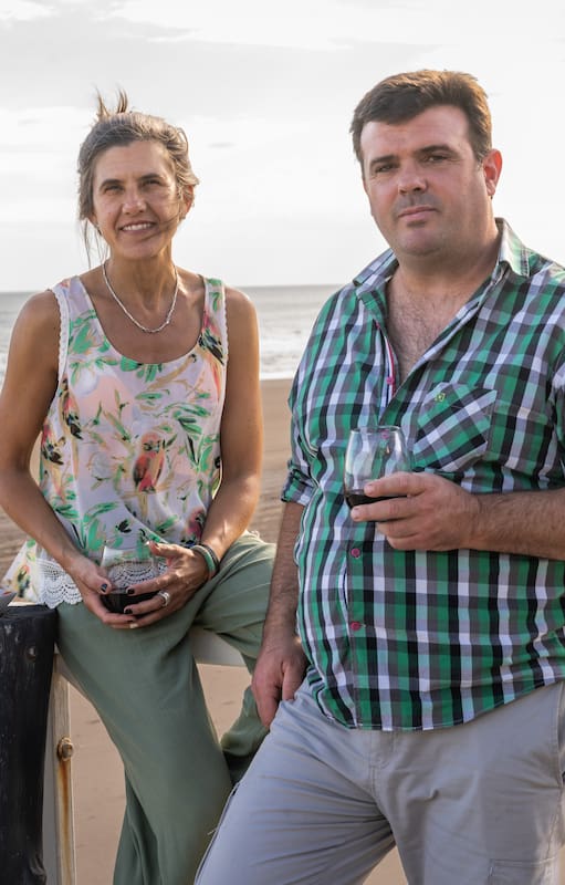 Agustín y Cata manejan Posta del Faro.