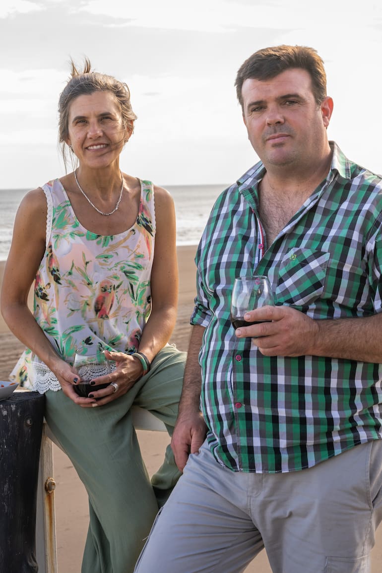 Agustín y Cata manejan Posta del Faro.