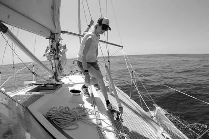 Agustina Besada navega el Atlántico recolectando muestras de plásticos