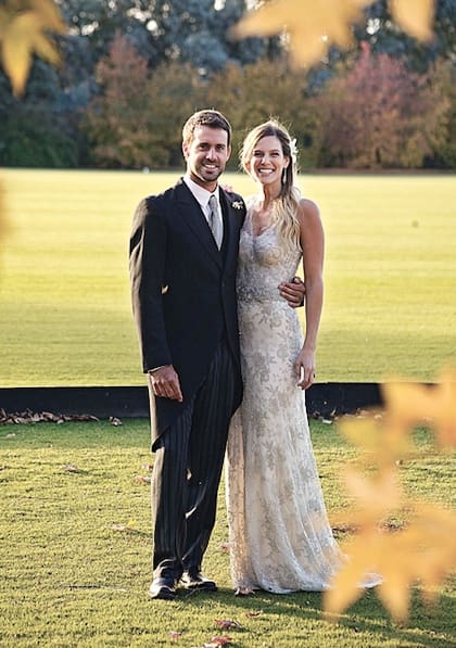Agustina Böhtlingk ideó para la mujer de Facundo Pieres un traje con falda al bies y escote en V de satén de seda y tul de seda bordado a mano con hilos de plata y canutillos traslúcidos. El tocado, compuesto por dos orquídeas, acompañó un peinado con ondas