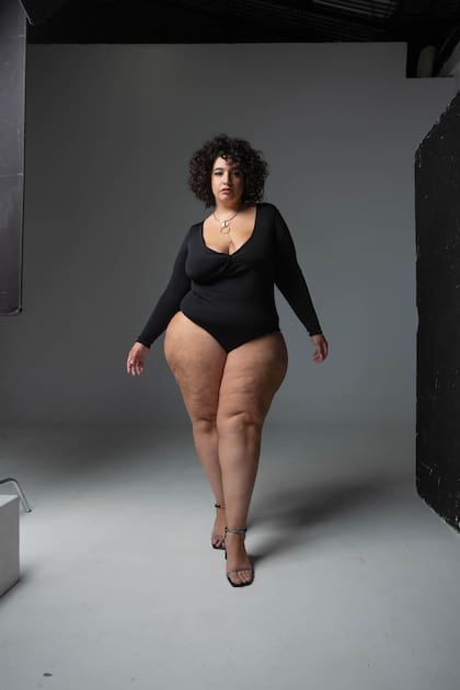 Agustina Cabaleiro es modelo. En esta foto posa con un body (Plus Indumentaria $4590), sandalias (Mishka, $14.300), collar (The urban Concept, $7100).