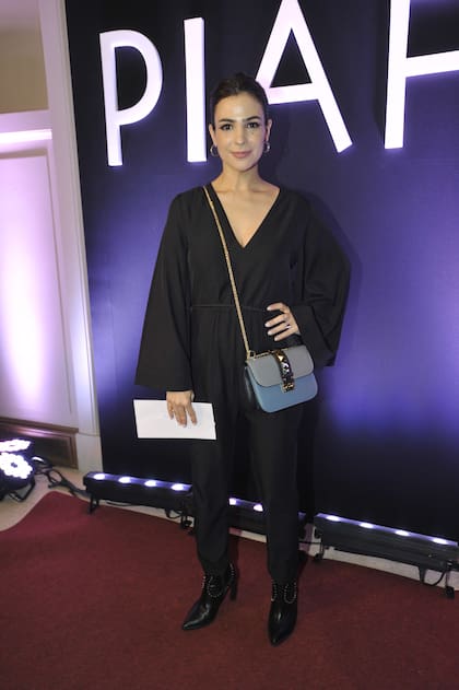 Agustina Cherri, con un look total black, salvo por el detalle de la cartera