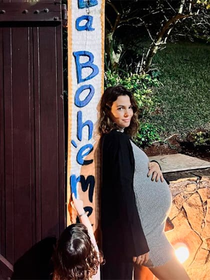 Agustina Cherri junto a la más chica de sus hijas, Alba