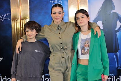 Agustina Cherri, Muna y Nilo Pauls en el estreno de Matilda