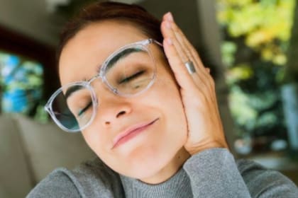 Agustina Cherri posó con sus anteojos nuevos