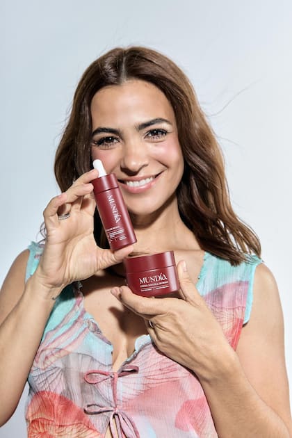 Agustina con los productos de su marca