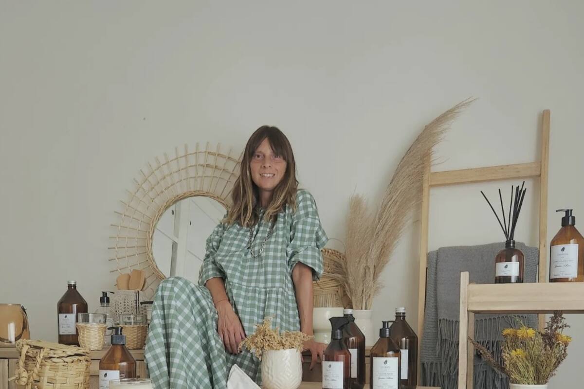 Agustina con sus productos que vende en Chichita Home