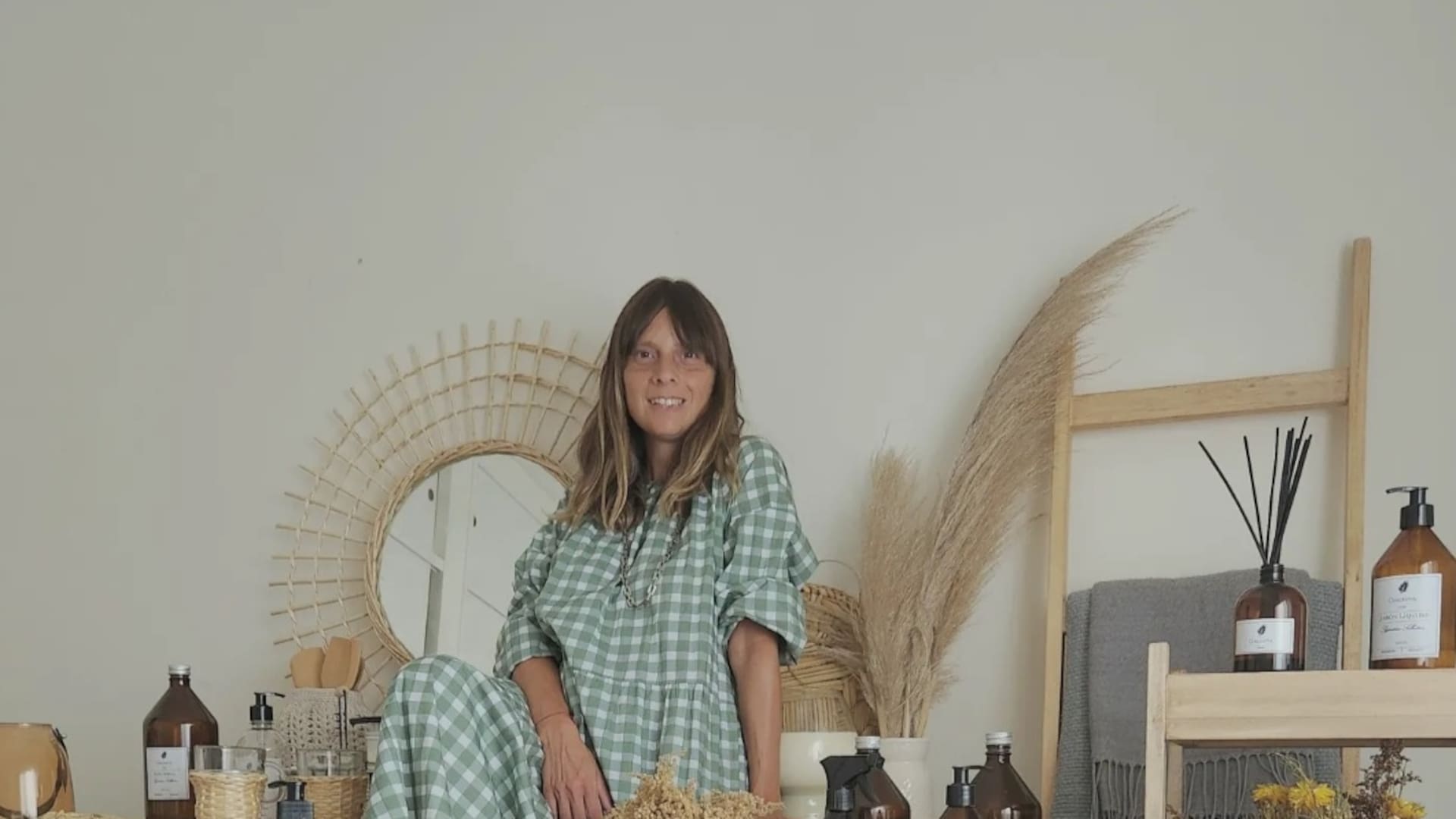Agustina con sus productos que vende en Chichita Home