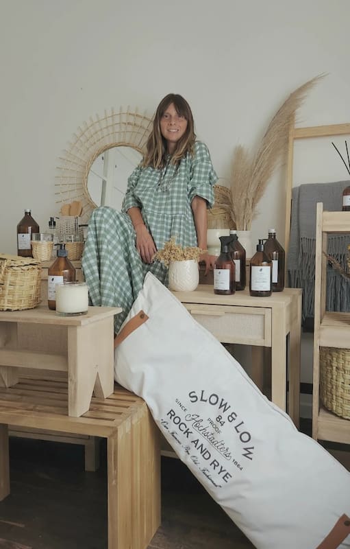 Agustina con sus productos que vende en Chichita Home