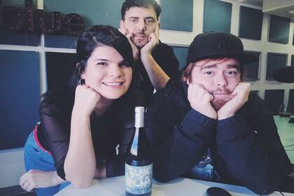 Agustina de Alba compartió espacio radial con Miguel Granados y Martín Garabal en el programa Últimos Cartuchos, donde abordaba distintos temas en relación al mundo del vino y aclaraba las dudas de los oyentes