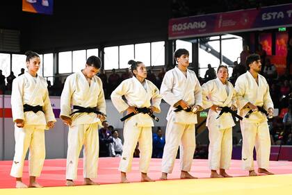 Agustina De Lucía (en el centro) ganó el bronce en equipo mixto, que también tiene a sus amigos rosarinos Ivo Dargoltz y Nicole Piscina