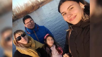 Agustina Fernández junto a su familia, oriunda de La Pampa