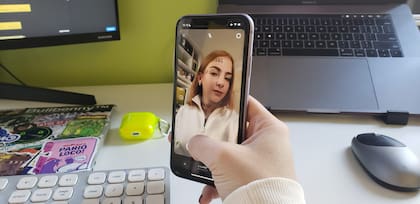 Agustina Ficher utilizando el filtro de L-Gante, uno de sus mayores éxitos en Instagram