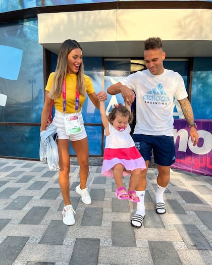 Agustina Galdolfo y Nina viajaron a Qatar para alentar a Lautaro (Foto: Instagram @agus.gandolfo)