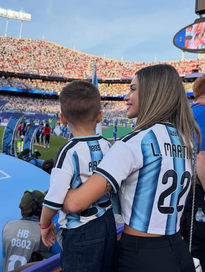 Agustina Gandolfo, la esposa de Lautaro Martínez, con su hijo The en brazos, cerca del banco de suplentes argentino
