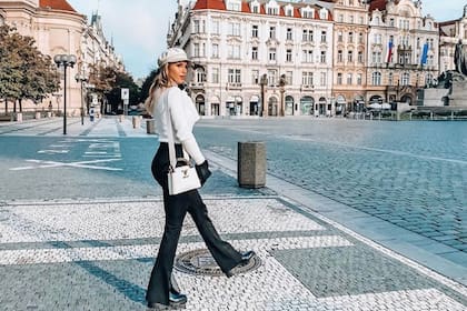 La modelo pasea por la capital europea con una amiga mientras el futbolista está en Bolivia. Crédito: Instagram