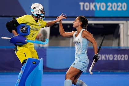 Agustina Gorzelany, derecha, celebra con la arquera Maria Belen Succi. Ambas Leonas están en la nómina a "Mejor Jugadora" y "Mejor Arquera", respectivamente