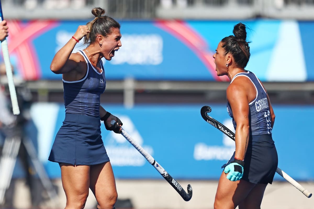 Agustina Gorzelany y María José Granatto festejan uno de los goles ante Uruguay, en el triunfo 8 a 0 de la selección argentina