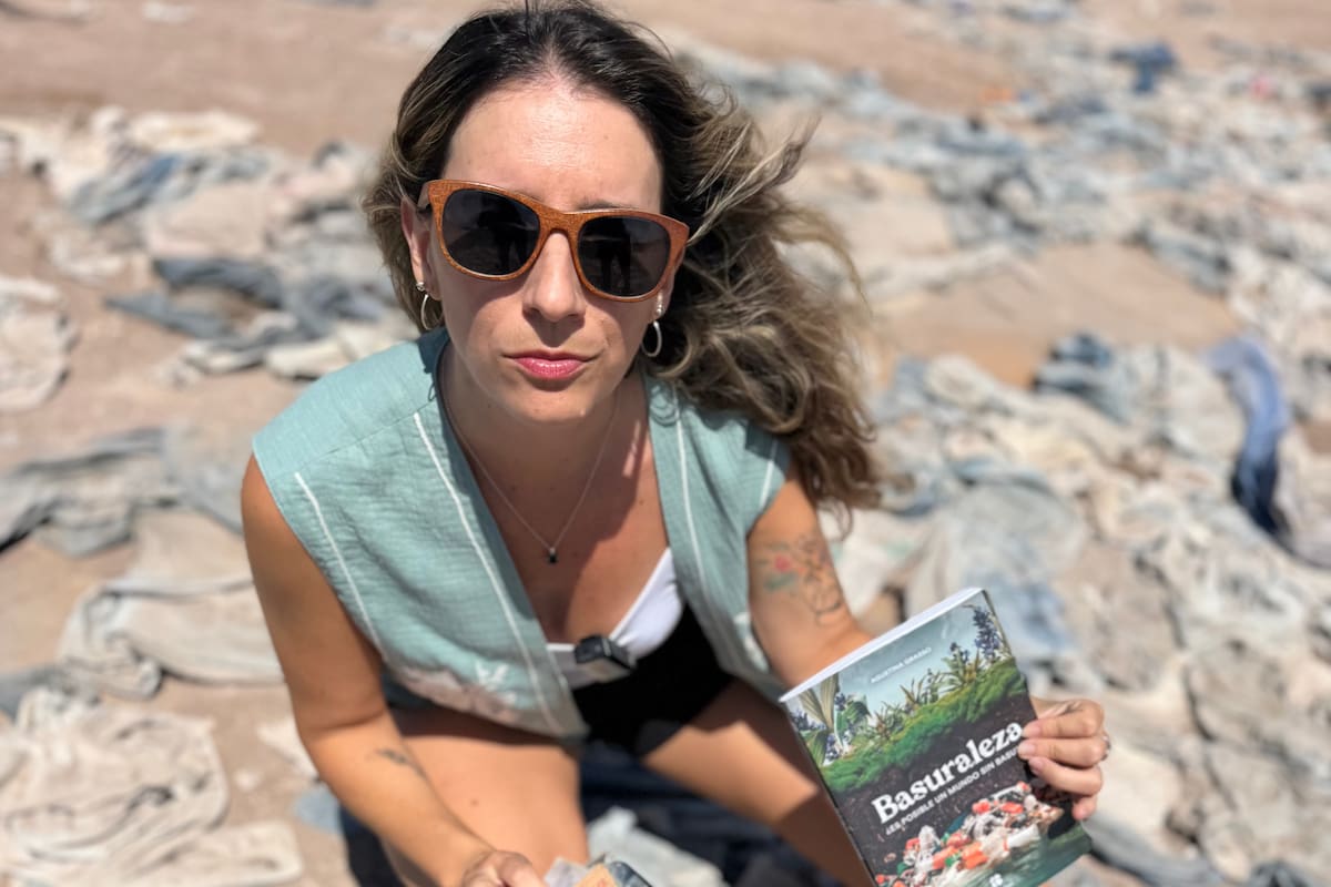 Agustina Grasso en el tiradero de ropa en medio del desierto de Atacama