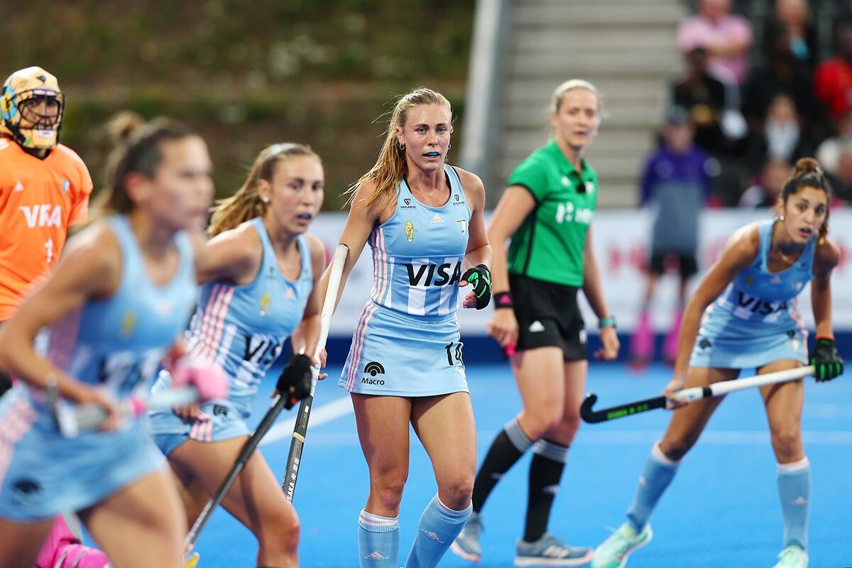Agustina Habif defiende con sus compañeras el arco argentino.