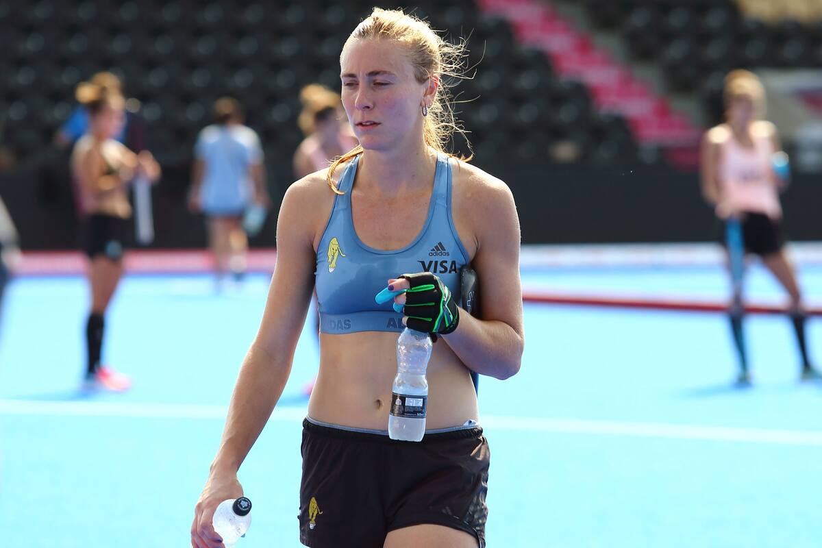 Agustina Habif se hidrata durante el entrenamiento matutino.